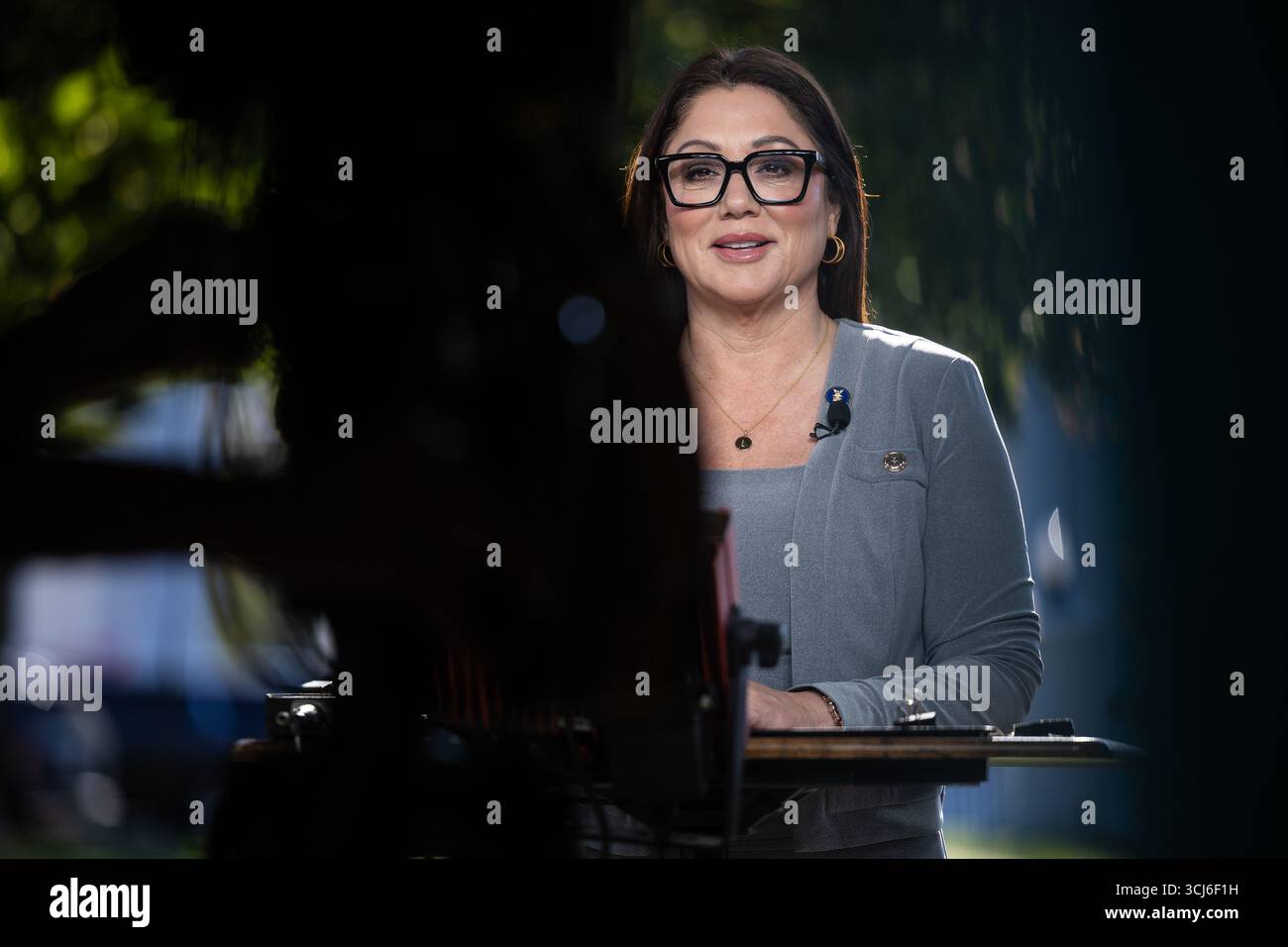 Washington, États-Unis. 05th Sep, 2025. La secrétaire au travail Lori Chavez-DeRemer parle avec un journaliste devant la Maison Blanche après une interview télévisée à Washington, DC le vendredi 5 septembre 2025. Ce matin, le Bureau of Labor Statistics a rapporté que l'économie américaine a ajouté 22 000 emplois le mois dernier, avec le taux de chômage passant de 4,3 pour cent de 4,2 pour cent. Photo de Francis Chung/UPI crédit : UPI/Alamy Live News Banque D'Images