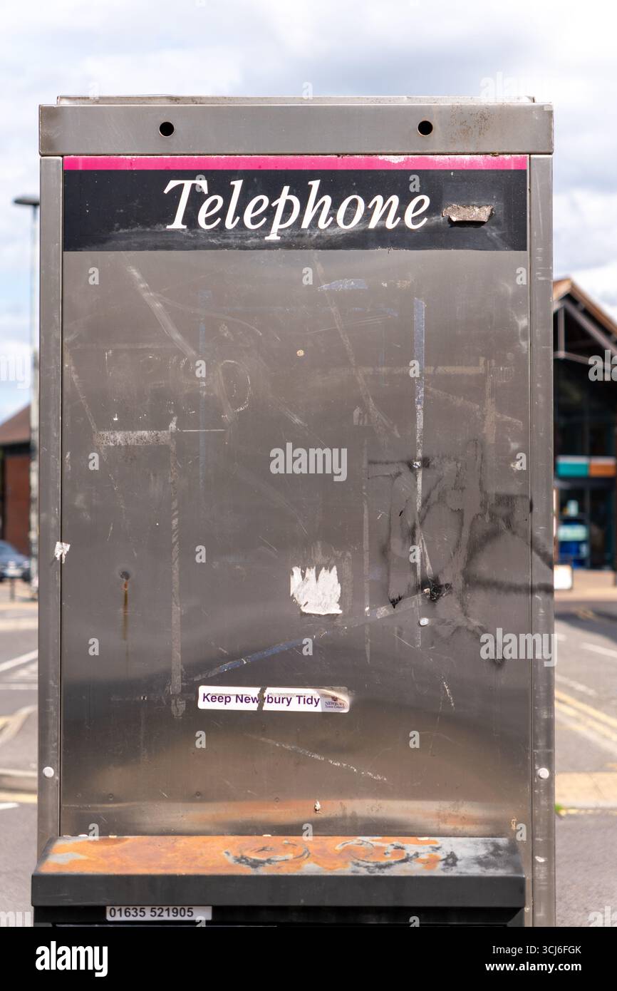 Sept 2025 retour d'une boîte téléphonique BT fatiguée / kiosque, dans la ville de marché anglaise de Newbury, Berkshire, Angleterre Banque D'Images