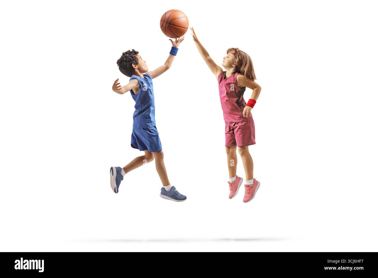 Garçon et fille des équipes opposées jouant au basket-ball isolé sur fond blanc Banque D'Images