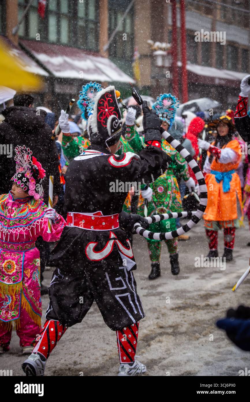 Danseurs colorés se produisant lors des célébrations du nouvel an chinois à Vancouver, 2025 Banque D'Images