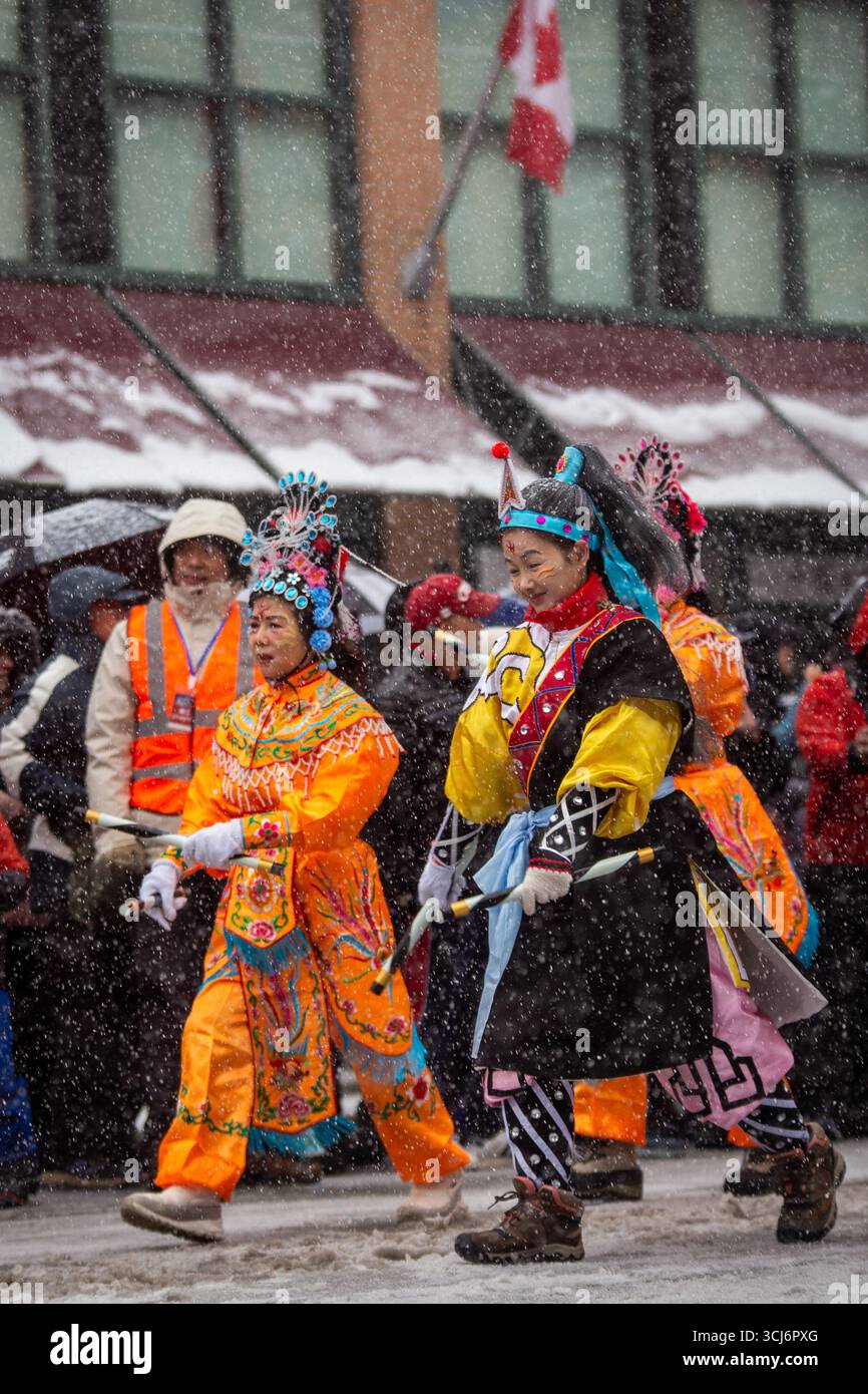 Danseurs colorés se produisant lors des célébrations du nouvel an chinois à Vancouver, 2025 Banque D'Images