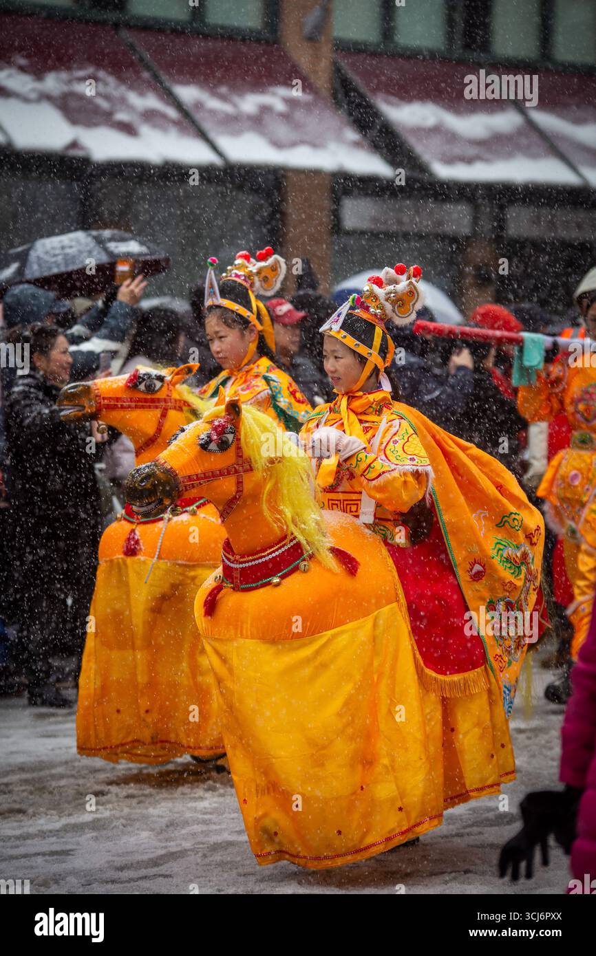 Danseurs colorés se produisant lors des célébrations du nouvel an chinois à Vancouver, 2025 Banque D'Images