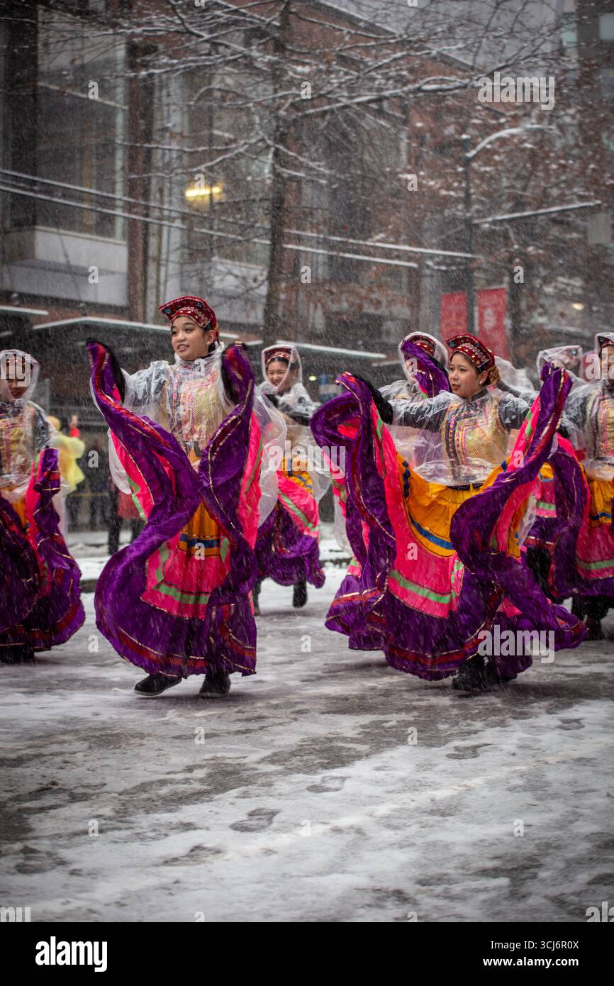 Danseurs colorés se produisant lors des célébrations du nouvel an chinois à Vancouver, 2025 Banque D'Images