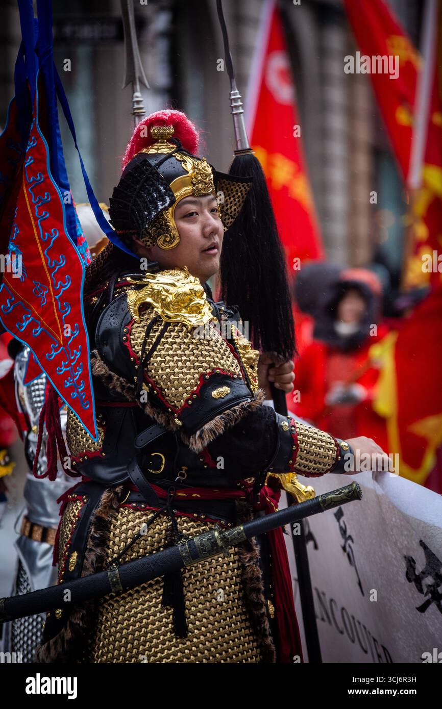Interprète en costume traditionnel de guerrier chinois lors de la parade du nouvel an chinois à Vancouver, 2025. Banque D'Images