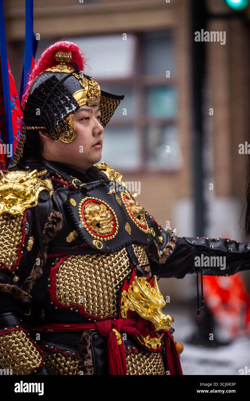Interprète en costume traditionnel de guerrier chinois lors de la parade du nouvel an chinois à Vancouver, 2025. Banque D'Images