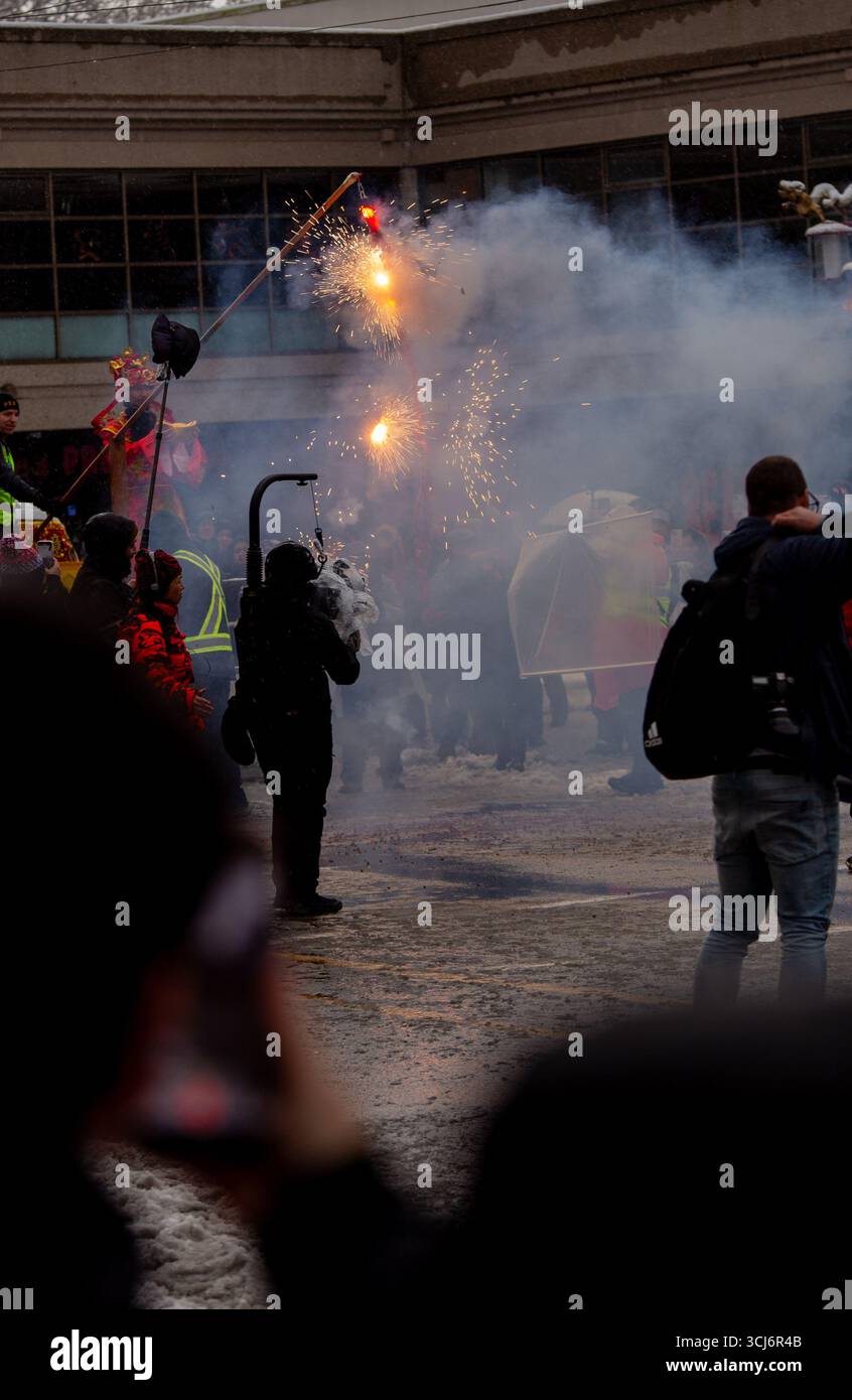 Feux d’artifice et fumée pendant la parade du nouvel an chinois dans le quartier chinois de Vancouver, 2025 Banque D'Images