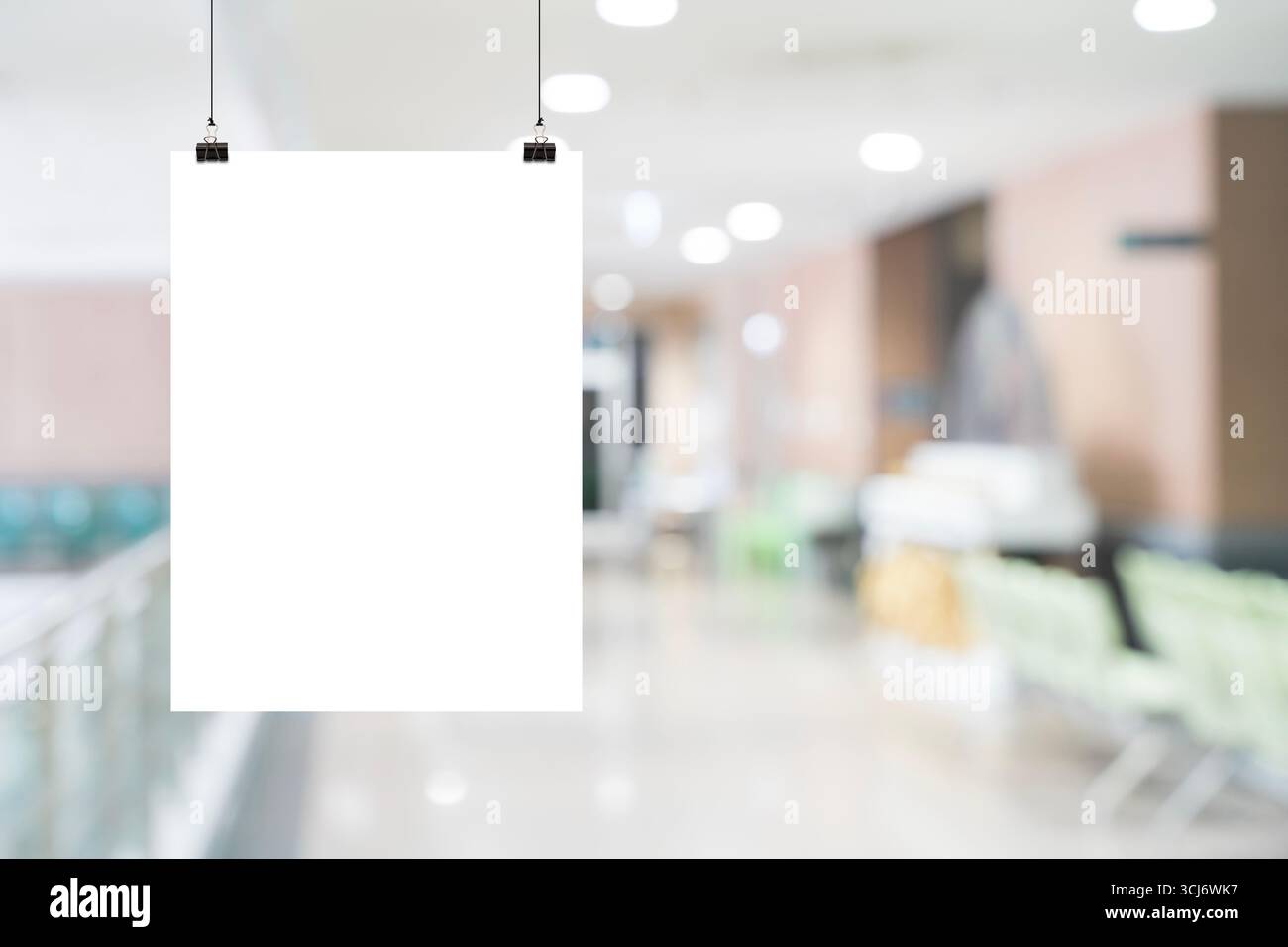 Affiche blanche vierge suspendue avec des clips dans l'intérieur moderne du bâtiment, modèle de maquette pour la publicité, la bannière, le message ou le design commercial, idéal pour Banque D'Images