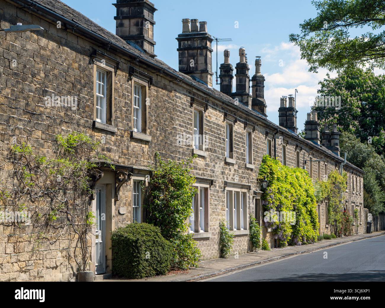 Rangée de chalets en pierre, Castle Street, Bakewell, Derbyshire, Angleterre, ROYAUME-UNI Banque D'Images