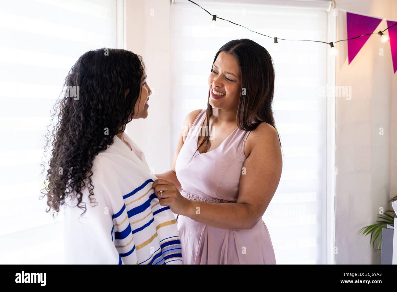 Célébrant un événement religieux à la maison, les femmes partagent une conversation joyeuse ensemble Banque D'Images