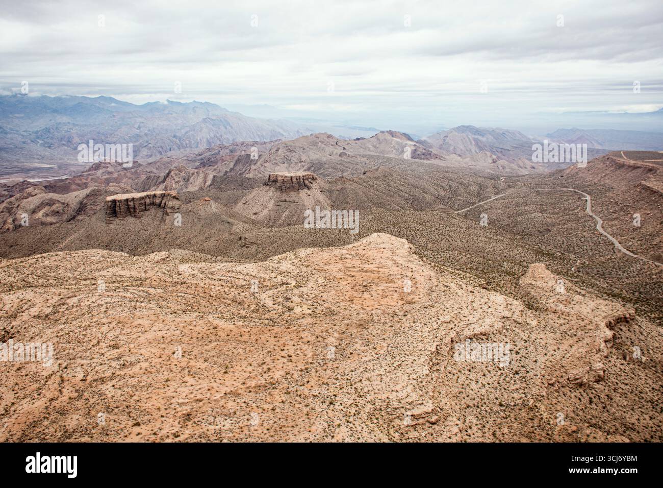 Vue imprenable sur le paysage du Grand Canyon avec des formations rocheuses en couches, des falaises abruptes et de la terre sauvage. Parfait pour les voyages, les aventures. Banque D'Images