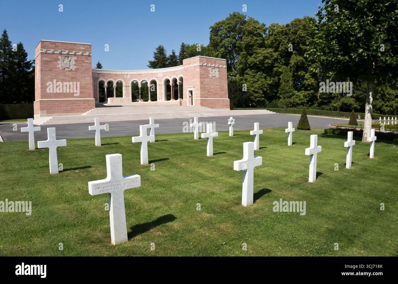 Des croix marquent les tombes des soldats américains morts pendant la première Guerre mondiale, devant la chapelle commémorative du cimetière américain de l'Oise-Aisne, en France. Banque D'Images