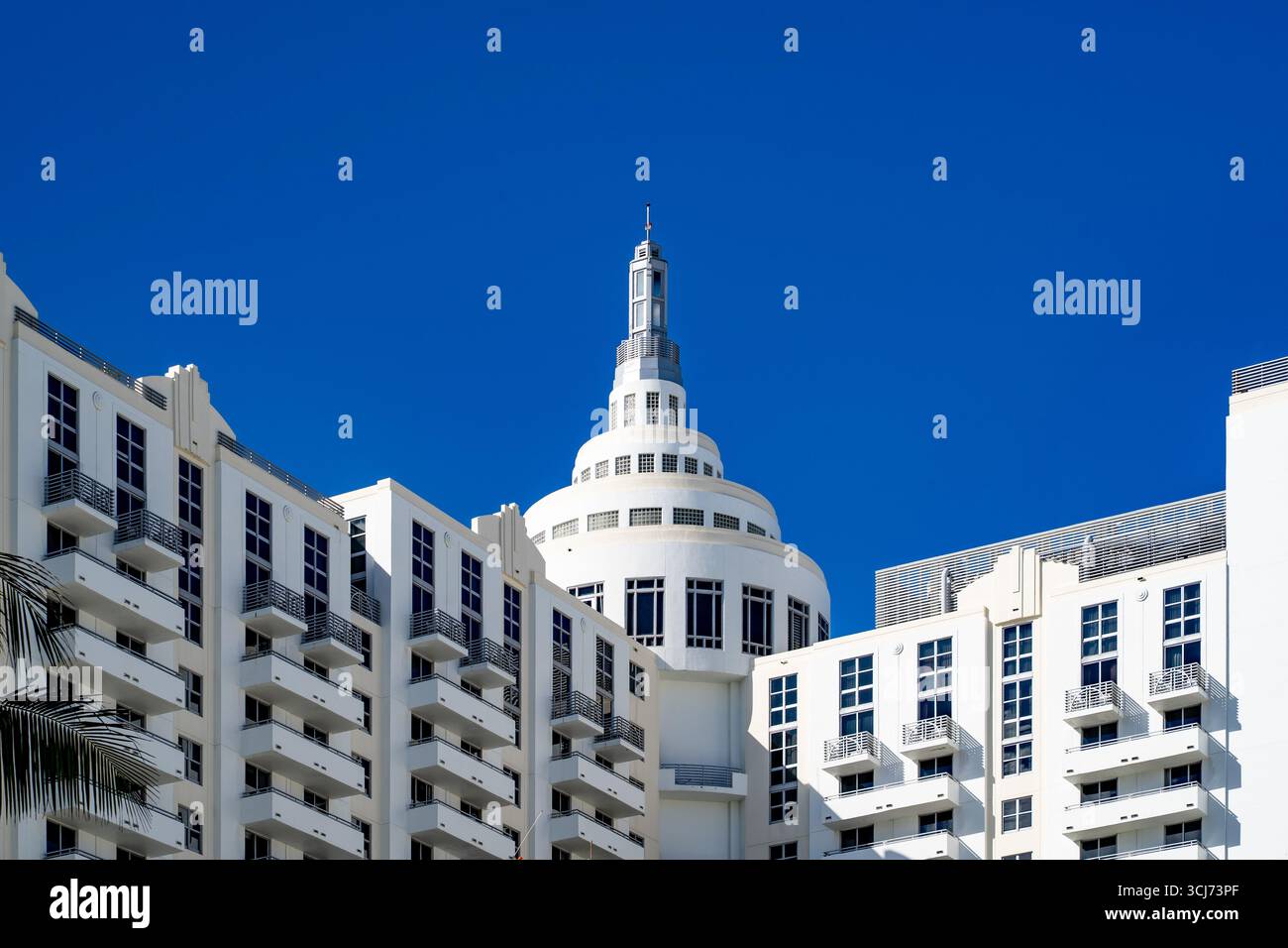 Bâtiment d'hôtel de style Art déco avec dôme de tour contre ciel bleu clair, architecture South Beach Miami Banque D'Images