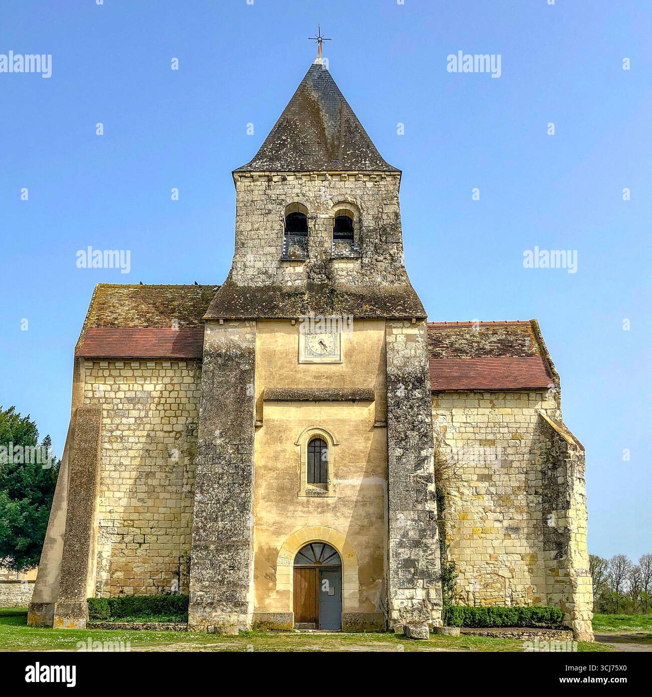Ancienne église de style roman du 11/13ème siècle de Saint-Ambroise à Monthoiron, Viennen (86), France. Banque D'Images