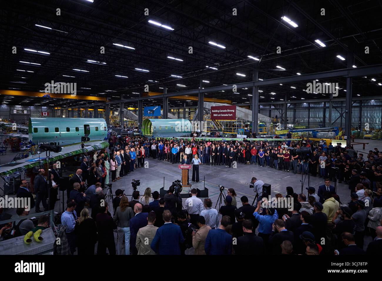 Mississauga, Canada. 05th Sep, 2025. Le premier ministre Mark Carney prend la parole lors d’une conférence de presse alors qu’il est accompagné de la ministre de l’industrie Melanie Joly à une usine de fabrication à Mississauga, Ontario, le vendredi 5 septembre 2025. Crédit : la presse canadienne/Alamy Live News Banque D'Images