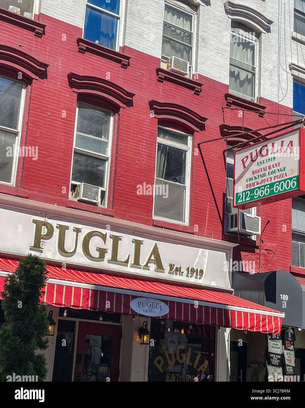 Puglia est un restaurant italien traditionnel de longue date situé au coeur de Little Italy, 2025, New York City, États-Unis Banque D'Images