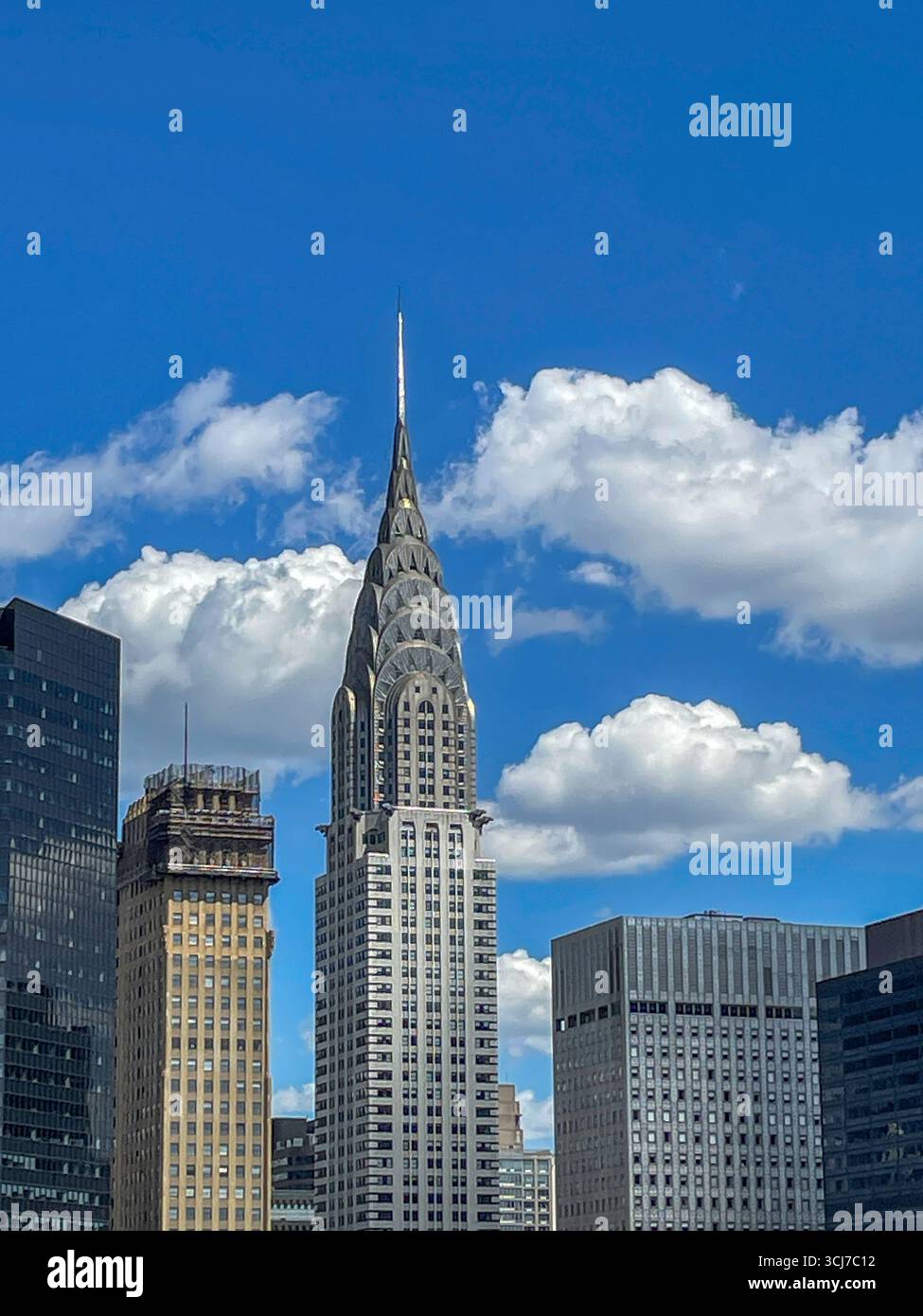 Vue de Manhattan Midtown gratte-ciel depuis une terrasse de toit d'appartement coopératif de luxe dans le quartier historique de Murray Hill, 2025, New York City, États-Unis - Image de stock capturée avec un smartphone