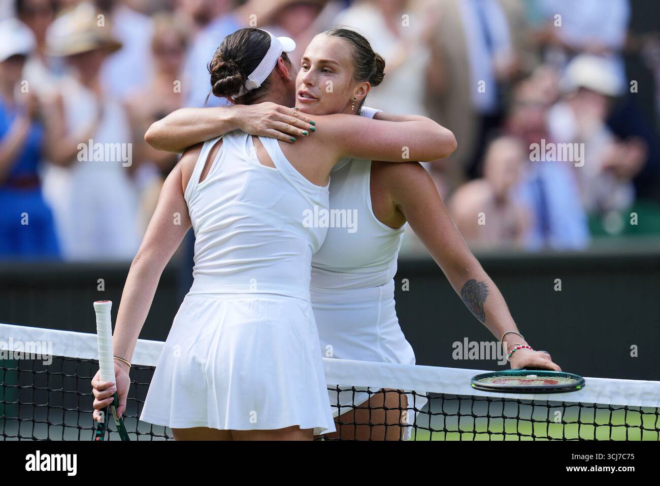 FILE - Belarus' Aryna Sabalenka, right, embraces United States' Amanda Anisimova after losing in a women's singles semifinal match at the Wimbledon Tennis Championships in London, Thursday, July 10, 2025. (AP Photo/Kin Cheung, File) Banque D'Images