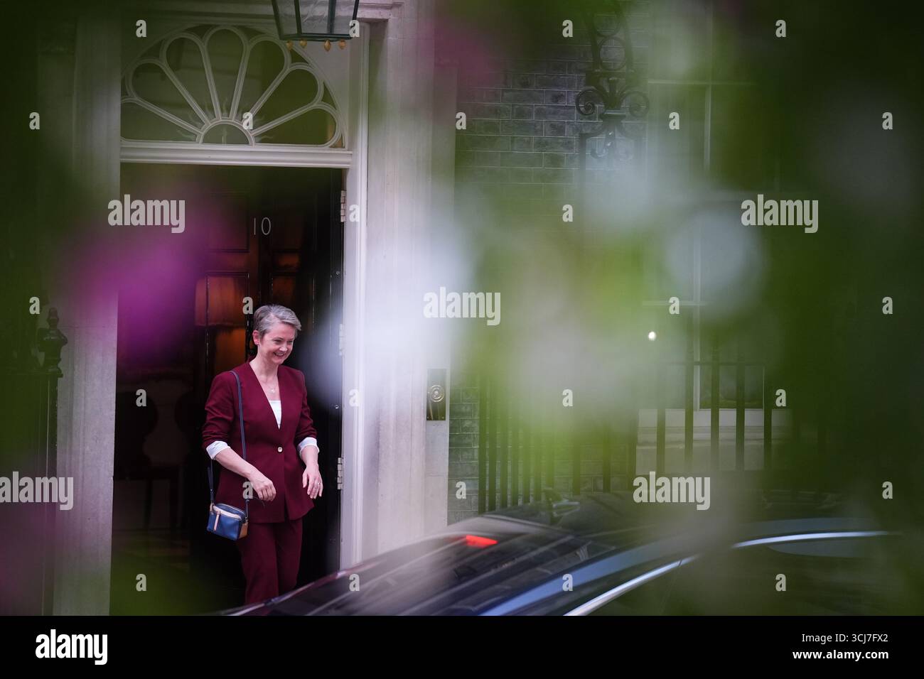 La nouvelle ministre des Affaires étrangères, Yvette Cooper, quitte le 10 Downing Street, à Londres, après le remaniement ministériel du premier ministre Sir Keir Starmer après la démission d'Angela Rayner. Date de la photo : vendredi 5 septembre 2025. Banque D'Images