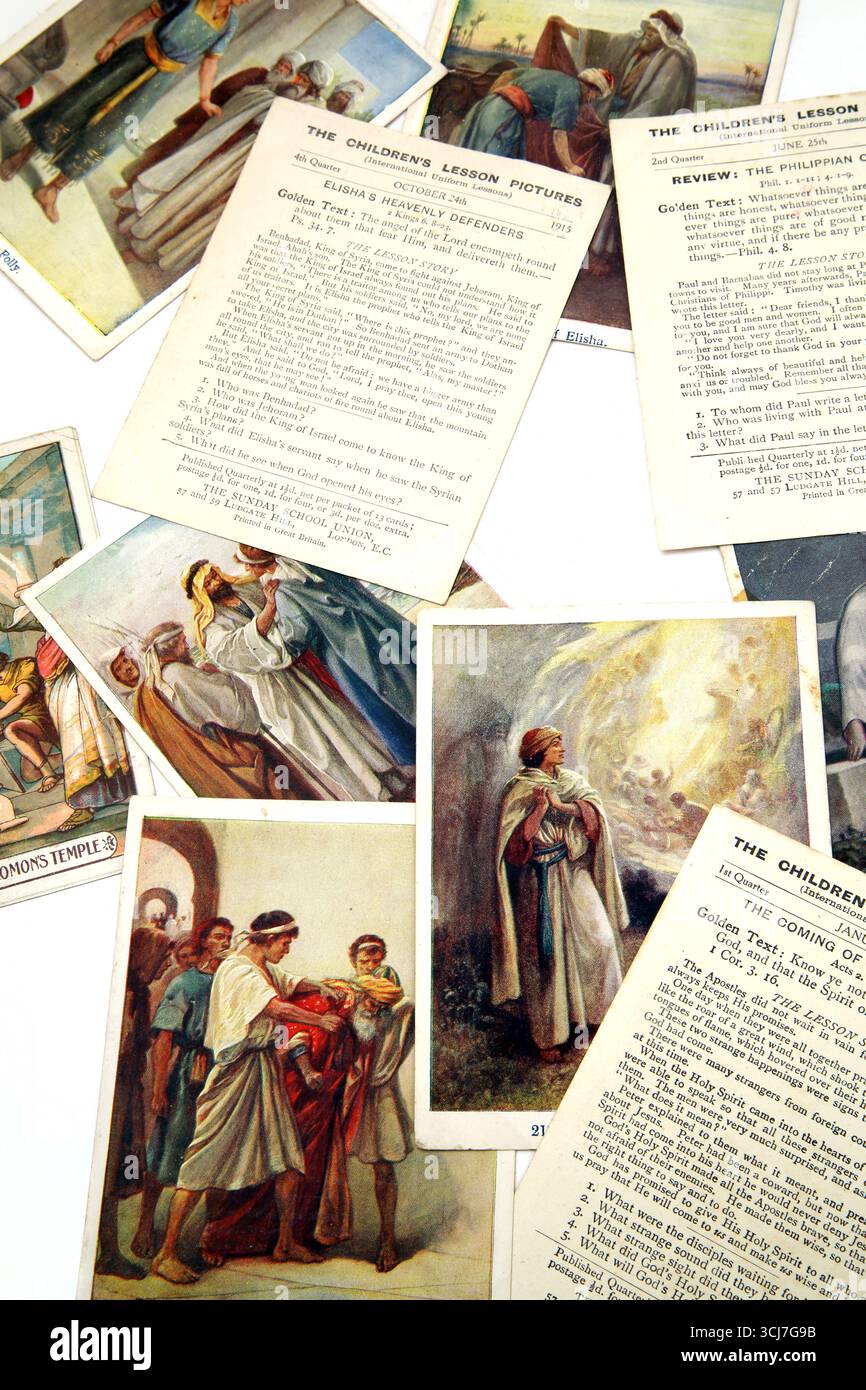 Une pile de cartes à collectionner de l'ancien et du Nouveau Testament des images de leçon de la Bible du 20e siècle (les images de leçon des enfants) Union de l'école du dimanche Banque D'Images