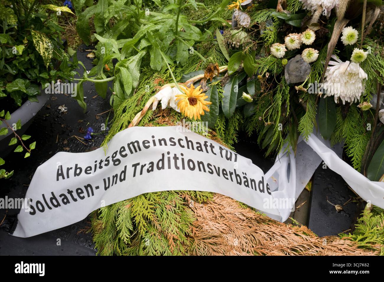 Une couronne a été déposée sur le monument aux soldats allemands de la première Guerre mondiale au cimetière militaire allemand de Hohrod, près du Mémorial du linge dans les Vosges, en France. Banque D'Images