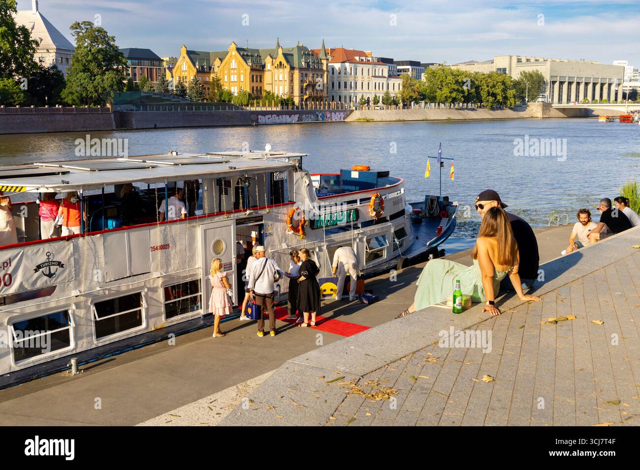 Les gens se détendent et amarrent des bateaux de plaisance le long du boulevard Xawery Dunikowski, Wroclaw, Pologne Banque D'Images Les gens se détendent et amarrent des bateaux de plaisance le long du boulevard Xawery Dunikowski, Wroclaw, Pologne Banque D'Images