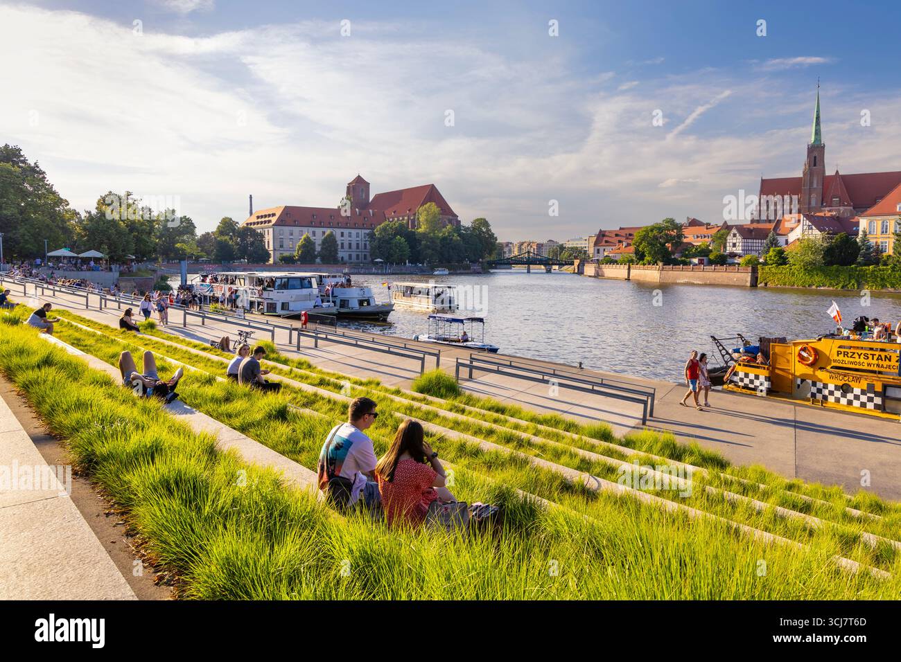 Les gens se détendent et amarrent des bateaux de plaisance le long du boulevard Xawery Dunikowski, Wroclaw, Pologne Banque D'Images Les gens se détendent et amarrent des bateaux de plaisance le long du boulevard Xawery Dunikowski, Wroclaw, Pologne Banque D'Images