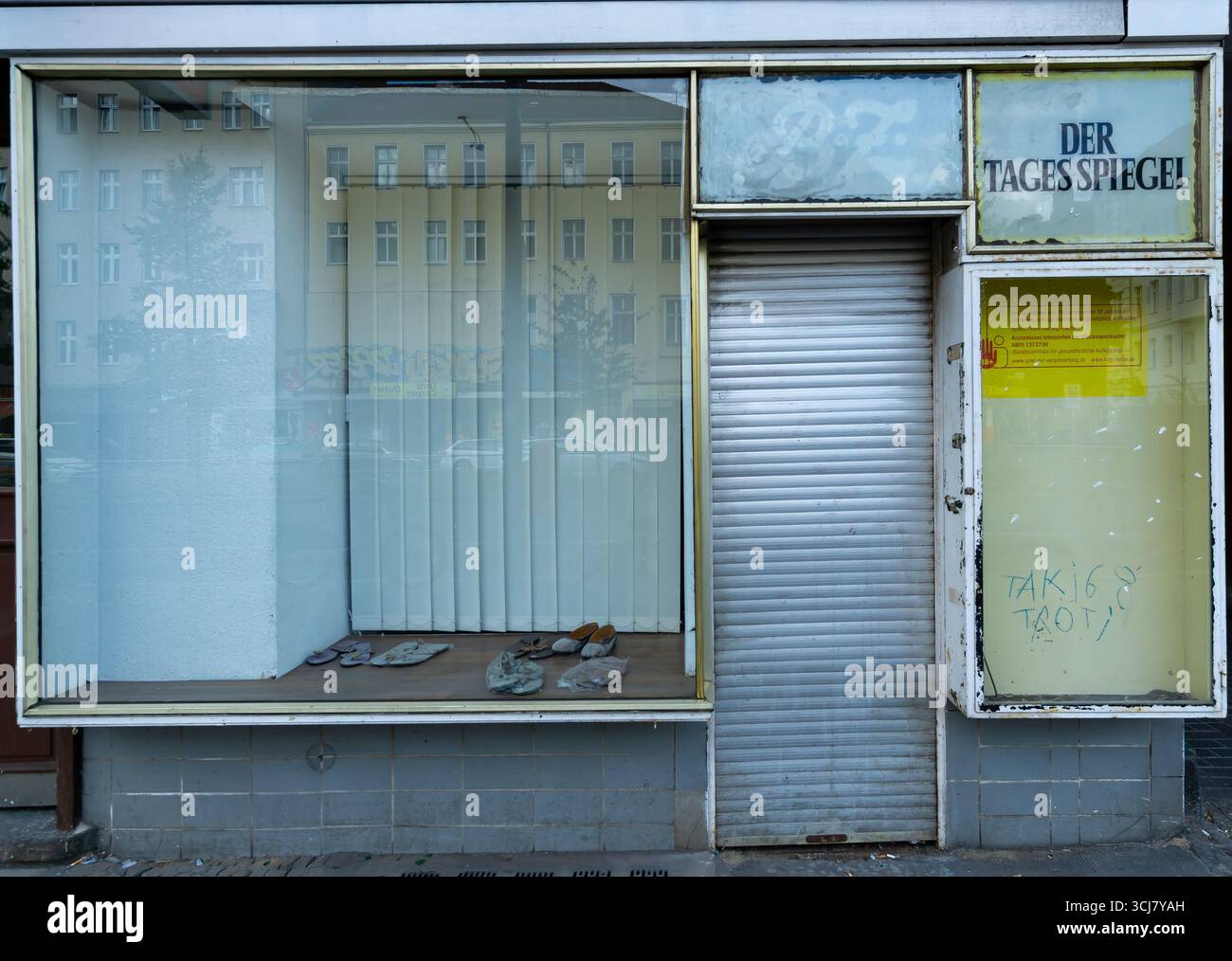 Kiosque à journaux fermé ou kiosque à journaux avec signe Tagespiegel à Wedding, Berlin, reflétant le déclin de la presse locale et de la culture urbaine du commerce de détail. Banque D'Images