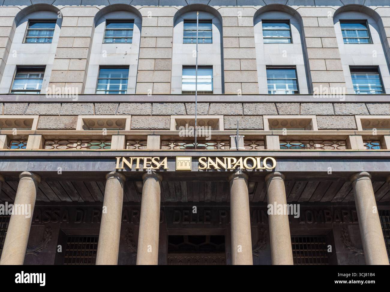 Milan, Italie - 07 01 2025 : façade de banque Intesa Sanpaolo Banque D'Images