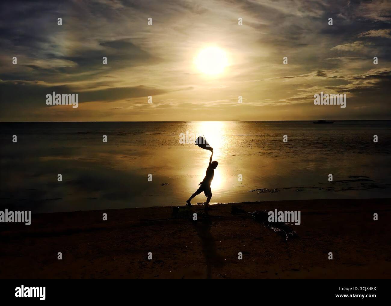 Silhouette de personne marchant le long de la plage au coucher du soleil. El Nido, île de Palawan, Philippines 20 novembre 2017. Banque D'Images