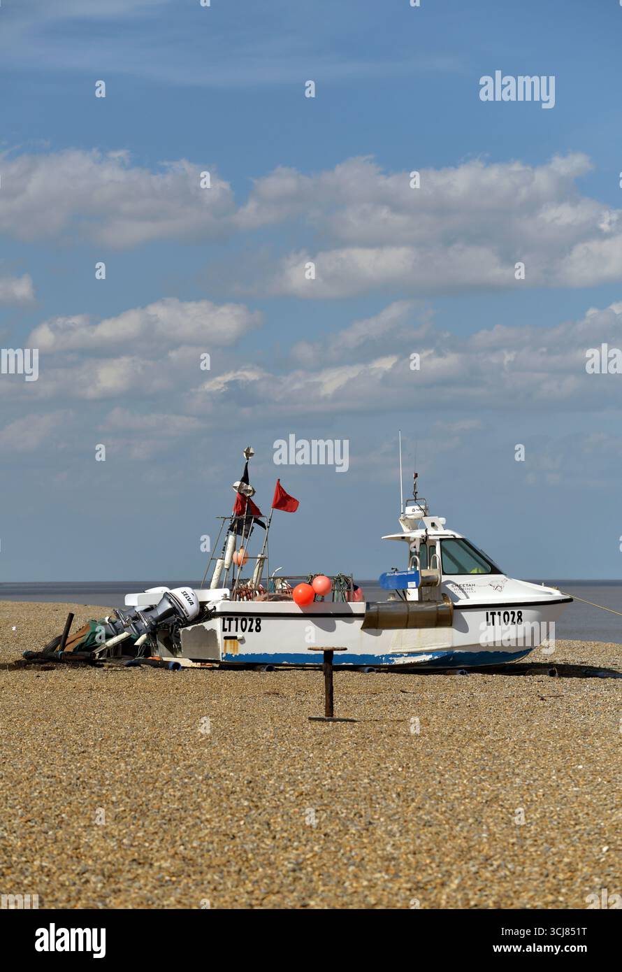 bateau de pêche côtière échouée sur la plage de galets, aldeburgh, suffolk, angleterre Banque D'Images