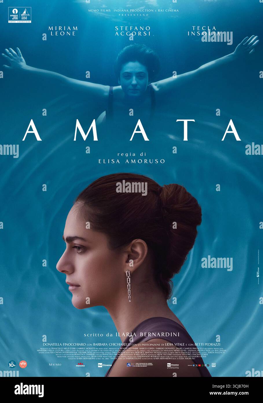 Amata (2025) réalisé par Elisa Amoruso avec Miriam Leone, Tecla Insolia et Stefano Accorsi. Deux femmes font face à des luttes de fertilité opposées alors qu’une jeune Nunzia fait face à une grossesse non planifiée tandis que Maddalena, à 40 ans, essaie désespérément de concevoir, de tester les relations et l’identité. Affiche publicitaire italienne À USAGE ÉDITORIAL EXCLUSIF. Crédit : BFA / Rai Cinema Banque D'Images