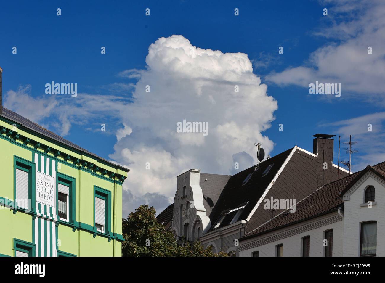 Bevorstehende schwere Gewitter Aufzug eines Gewitters mit mächtigen Quellwolken aus westlichen Richtungen auf das Ruhrgebiet BEI laufender Unwetterwarnung. *** Orages violents imminents soulèvement d'un orage avec de puissants nuages cumulus de l'ouest vers la région de la Ruhr avec une alerte de temps violent en cours Banque D'Images Bevorstehende schwere Gewitter Aufzug eines Gewitters mit mächtigen Quellwolken aus westlichen Richtungen auf das Ruhrgebiet BEI laufender Unwetterwarnung. *** Orages violents imminents soulèvement d'un orage avec de puissants nuages cumulus de l'ouest vers la région de la Ruhr avec une alerte de temps violent en cours Banque D'Images