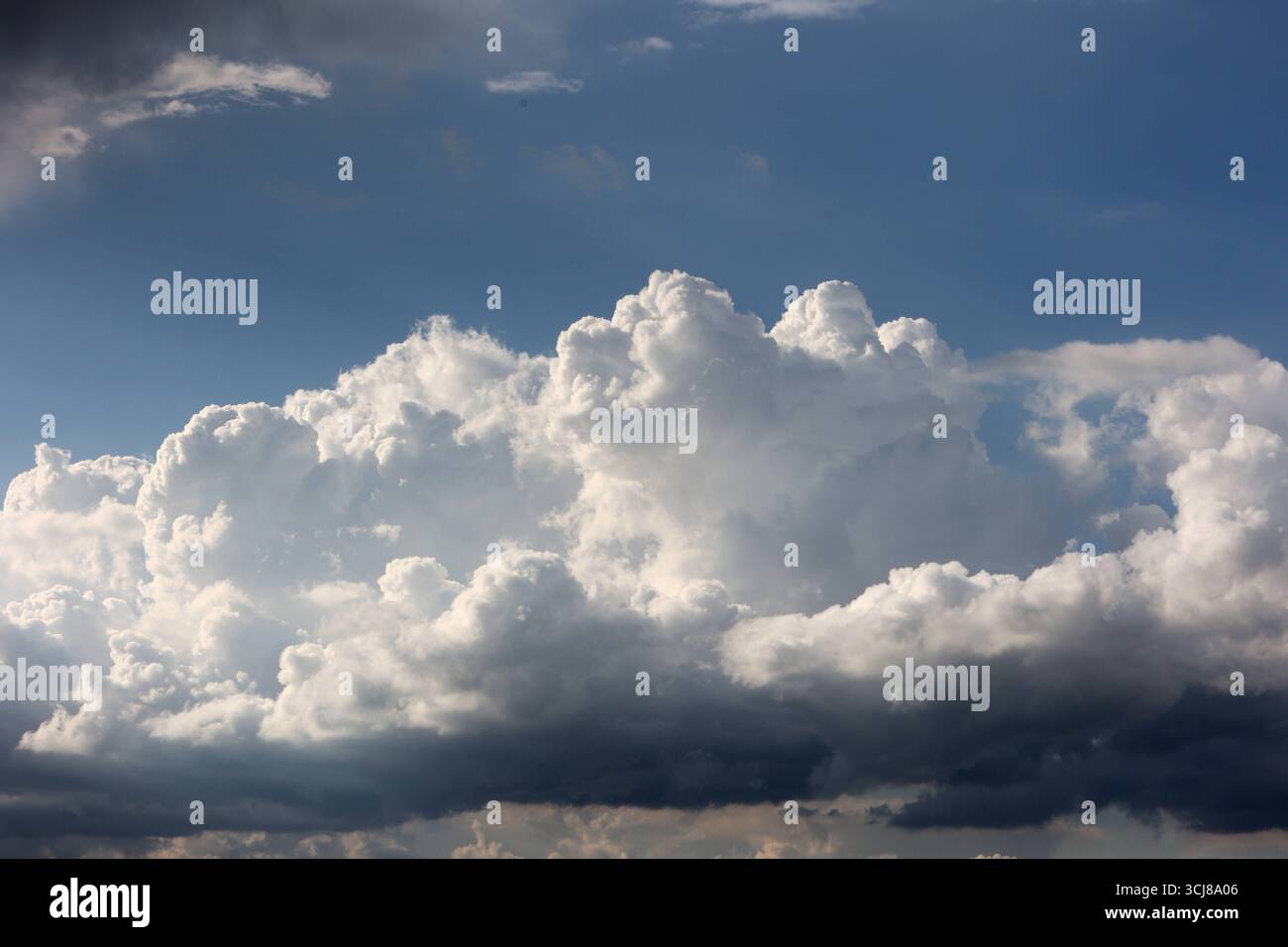 Bevorstehende schwere Gewitter Aufzug eines Gewitters mit mächtigen Quellwolken aus westlichen Richtungen auf das Ruhrgebiet BEI laufender Unwetterwarnung. *** Orages violents imminents soulèvement d'un orage avec de puissants nuages cumulus de l'ouest vers la région de la Ruhr avec une alerte de temps violent en cours Banque D'Images Bevorstehende schwere Gewitter Aufzug eines Gewitters mit mächtigen Quellwolken aus westlichen Richtungen auf das Ruhrgebiet BEI laufender Unwetterwarnung. *** Orages violents imminents soulèvement d'un orage avec de puissants nuages cumulus de l'ouest vers la région de la Ruhr avec une alerte de temps violent en cours Banque D'Images