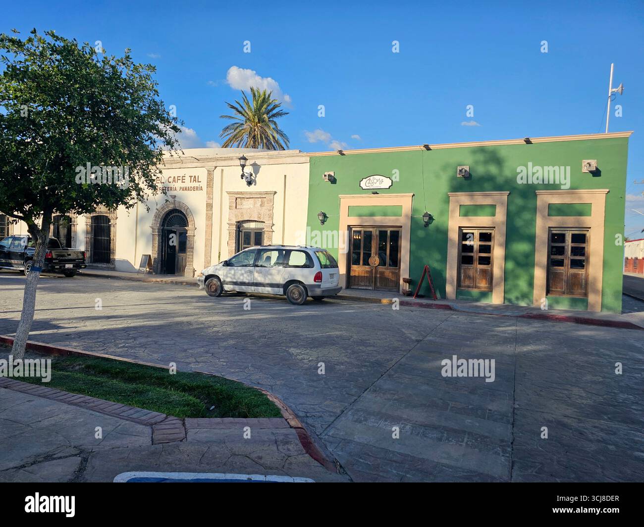 Cuatro Cienegas, Coahuila, Mexique - 28 juillet 2025 : rues pavées, parc et église dans le centre de la ville magique de Cuatro Cienegas de Carranza Banque D'Images