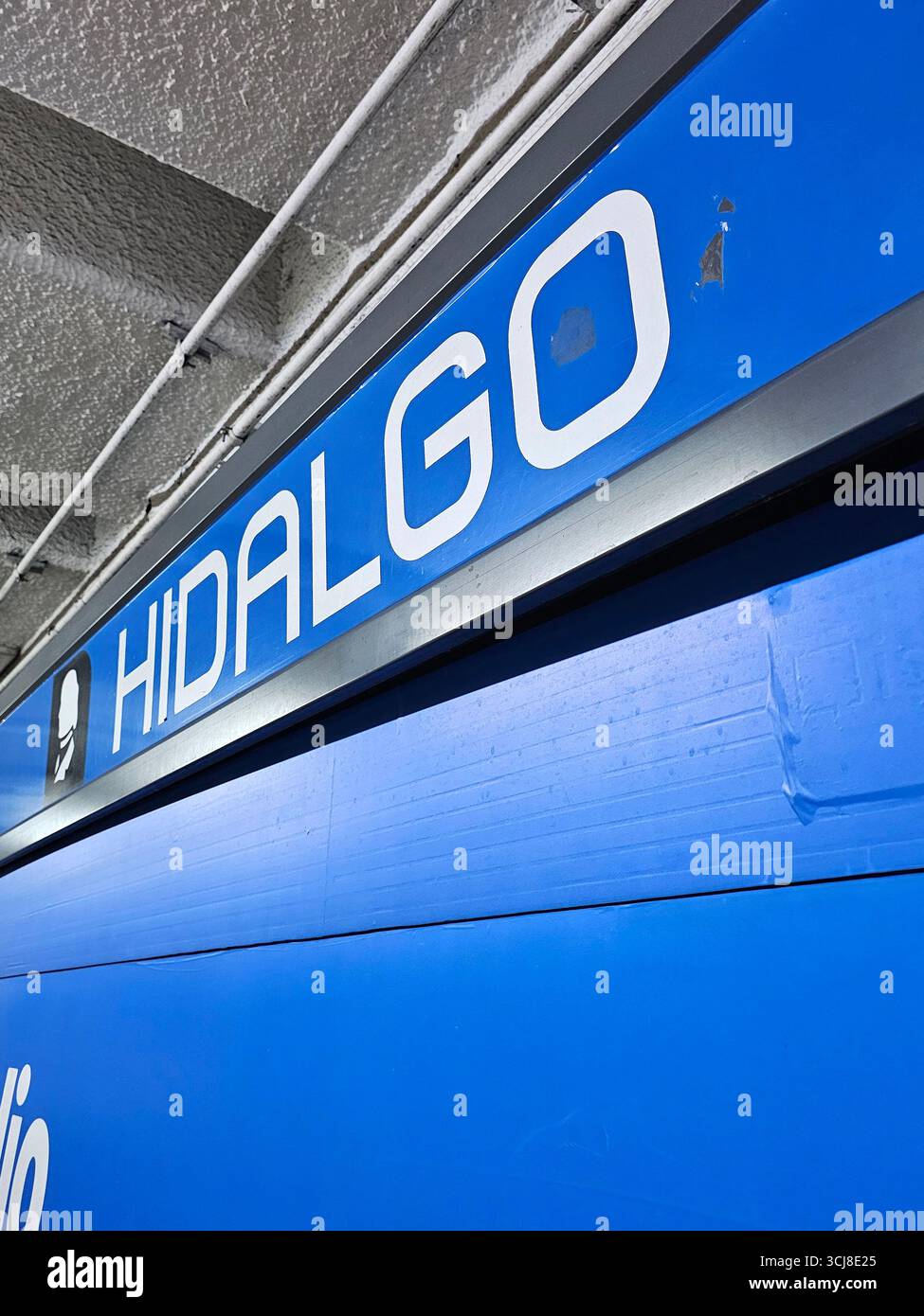 Mexico, Mexique - 4 août 2025 : la station Hidalgo de la ligne 2 du métro CDMX est un point de connexion important pour les usagers des transports publics Banque D'Images