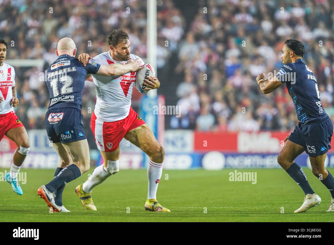 ST HLENES, ANGLETERRE - 5 septembre : Alex Walmsley de St Helens à l'attaque alors que Liam Farrell de Wigan Warriors tente de l'arrêter. Match de Betfred Super League entre St Helens et Wigan Warriors au Totally Wicked Stadium le 5 septembre 2025 à St Helens en Angleterre. (Photo de James Giblin) Banque D'Images