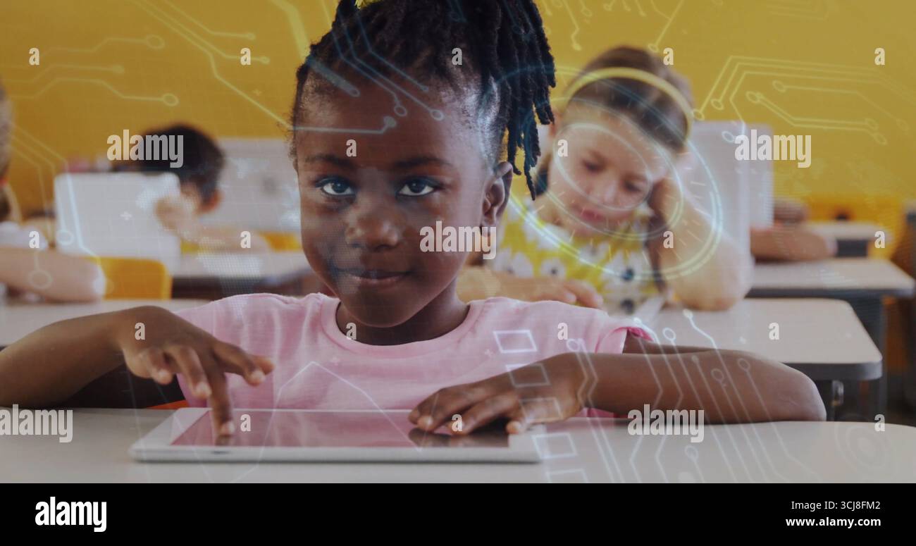 Interagir Black Girl à l'aide d'une tablette dans la salle de classe avec des bureaux blancs chaises jaunes superpositions de circuit Banque D'Images