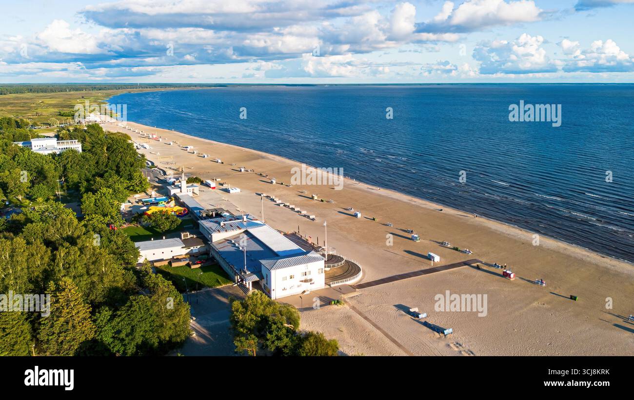 Vue aérienne de la plage de Pärnu, une station balnéaire située sur la côte de la mer Baltique en Estonie Banque D'Images