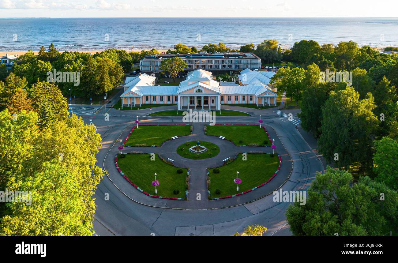 Vue aérienne de Kursaal Hall, les bains de boue de Pärnu, une station balnéaire située sur la côte de la mer Baltique en Estonie Banque D'Images