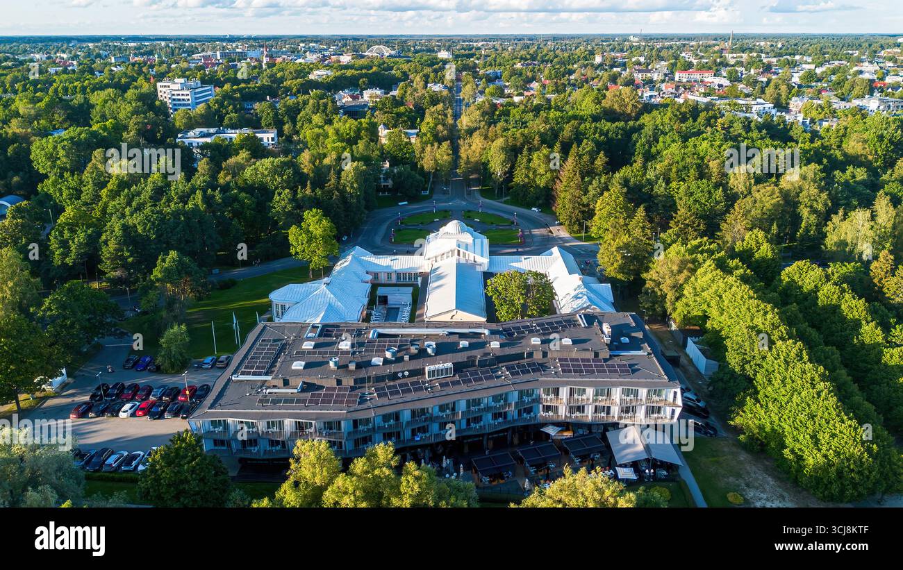Vue aérienne de Kursaal Hall, les bains de boue de Pärnu, une station balnéaire située sur la côte de la mer Baltique en Estonie Banque D'Images