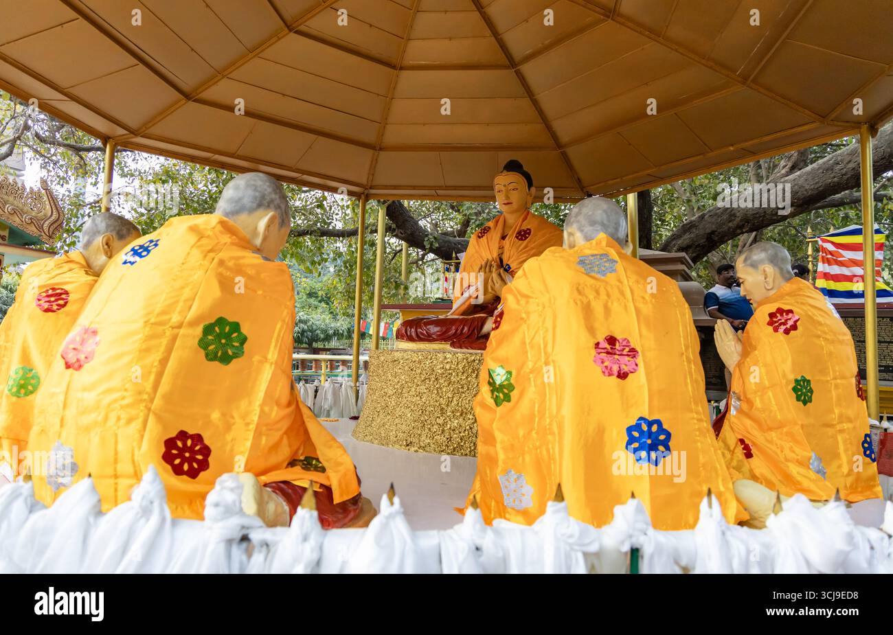 bouddha avec cinq moines dans la première scène de sermon à l'extérieur de perspectives différentes image est prise au musée Sarnath, Sarnath uttar pradesh inde le février Banque D'Images bouddha avec cinq moines dans la première scène de sermon à l'extérieur de perspectives différentes image est prise au musée Sarnath, Sarnath uttar pradesh inde le février Banque D'Images