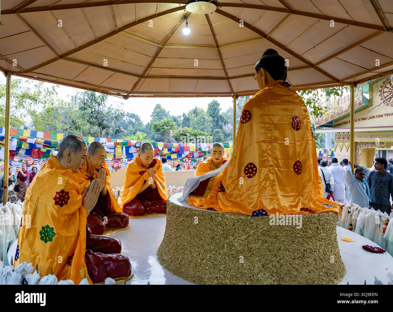 bouddha avec cinq moines dans la première scène de sermon à l'extérieur de perspectives différentes image est prise au musée Sarnath, Sarnath uttar pradesh inde le février Banque D'Images bouddha avec cinq moines dans la première scène de sermon à l'extérieur de perspectives différentes image est prise au musée Sarnath, Sarnath uttar pradesh inde le février Banque D'Images
