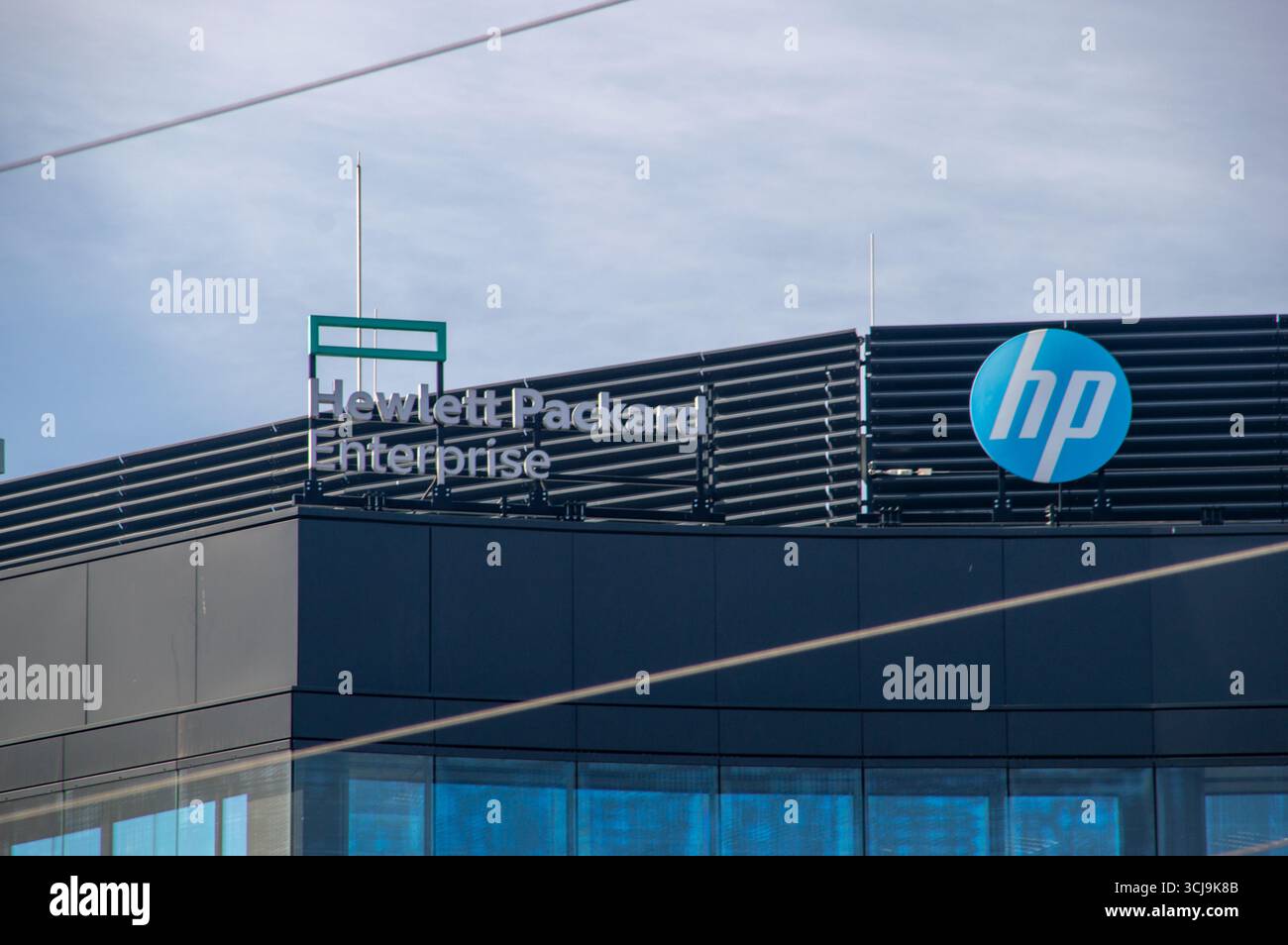 Wroclaw, Pologne - 5 avril 2025 : signe et logo de Hewlett Packard Enterprise. Banque D'Images