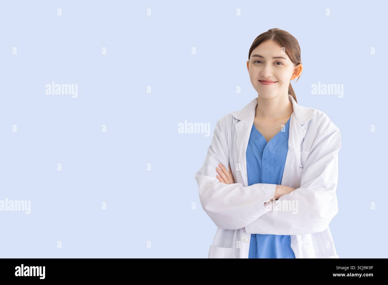 Portrait docteur infirmière femme, pharmacien ou personnel de soins médicaux à l'hôpital dans le bras uniforme plié heureux sourire isolé avec le chemin de clipsage Banque D'Images