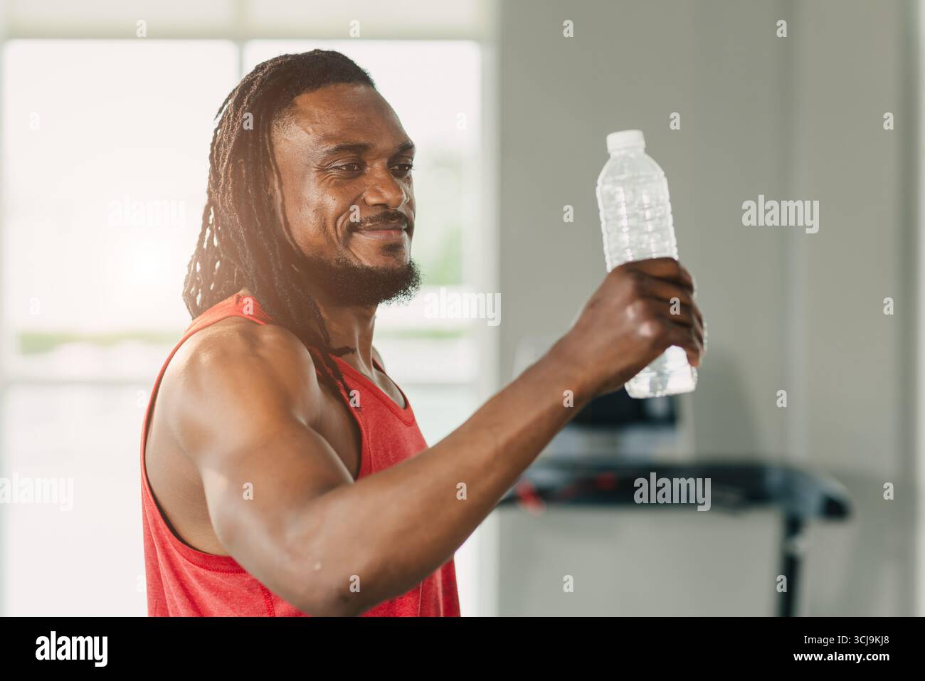 Sport FIT homme noir africain détente et eau potable à la salle de fitness après l'entraînement se sentir bien et rafraîchir Banque D'Images