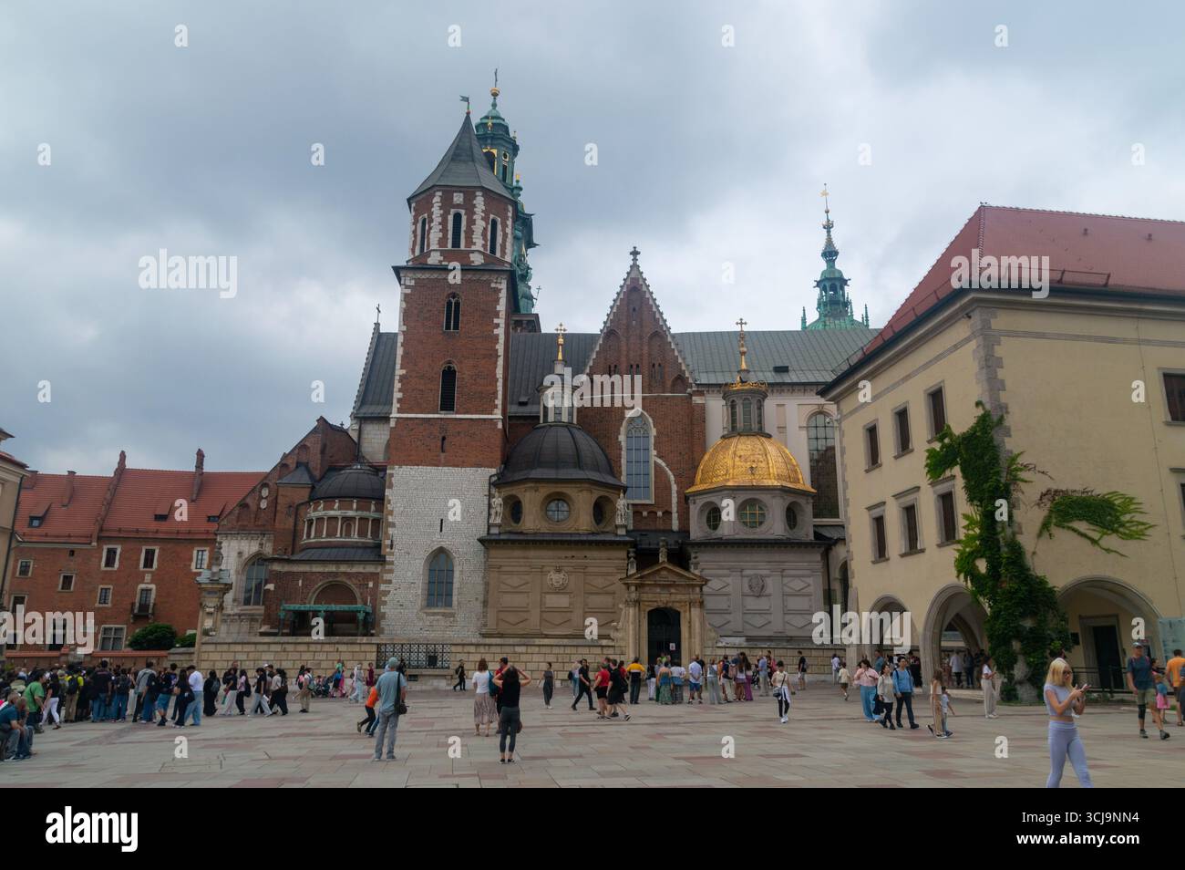 Cracovie, Pologne - 27 juillet 2025 : cour au château royal de Wawel par jour nuageux. Banque D'Images