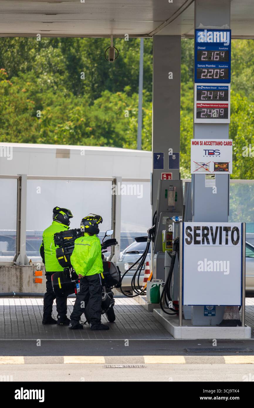 Motocycliste faisant le plein d'essence à une pompe à essence sur une autoroute près de Bologne, Italie 13 juillet 2025 Banque D'Images