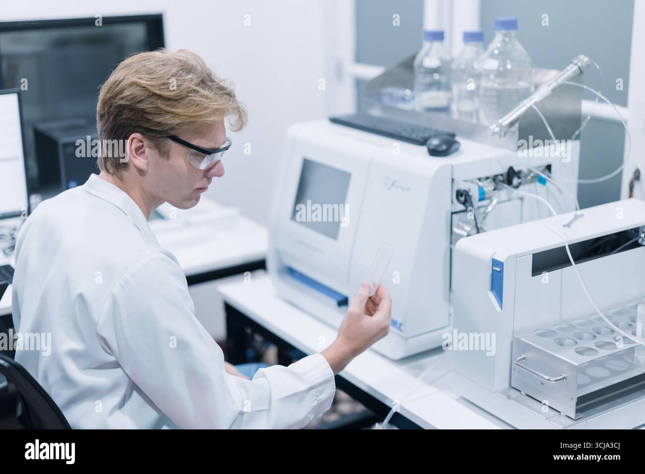 Scientifique travaillant dans un laboratoire scientifique. Personnel de laboratoire médical, laboratoire de recherche en médecine pharmaceutique. Banque D'Images