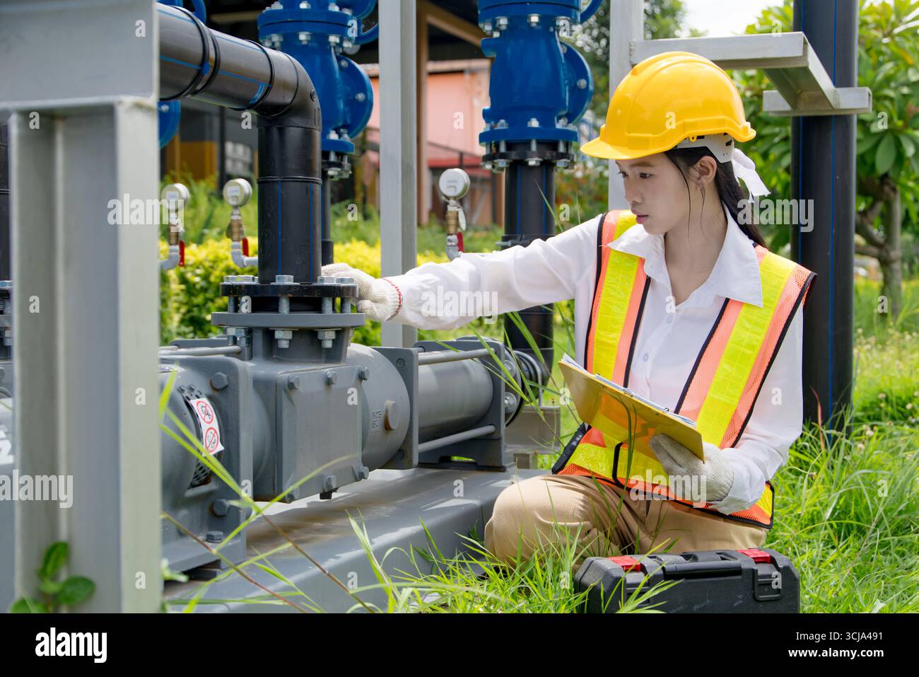 Le travail sur le terrain de technicien d'ingénieur vérifie la nouvelle installation des pompes à cavité progressive avec le système de tuyau de vanne d'eau haute pression à l'extérieur Banque D'Images