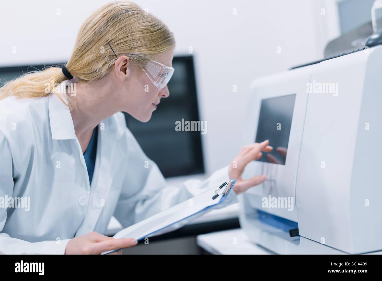 Scientifique travaillant dans un laboratoire scientifique. Personnel de laboratoire médical, laboratoire de recherche en médecine pharmaceutique. Banque D'Images
